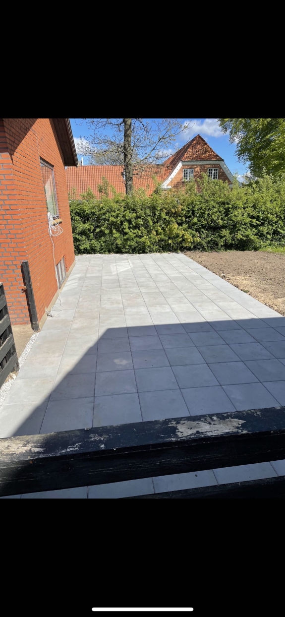 Flisebelægning af terrasse 2 i Frederikshavn