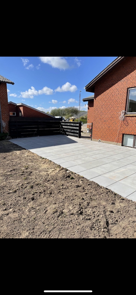 Flisebelægning til terrasse i Hjørring